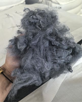 سعر جيد ألياف البوليستر المعاد تدويرها 2.5D 51mm رمادي داكن امتصاص رطوبة منخفضة الانترنت