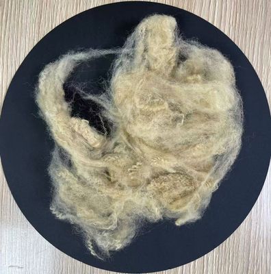 سعر جيد ألياف البوليستر المعاد تدويرها الأساسية 4.5D 64mm بيج استطالة منخفضة الانترنت