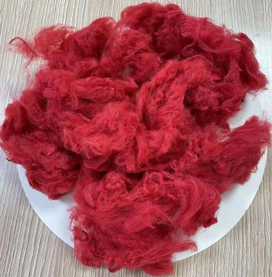 سعر جيد ألياف بوليستر مصبوغة بتقنية Dope Dyed غير سيليكونية 1.5D 38mm أحمر زاهي الانترنت