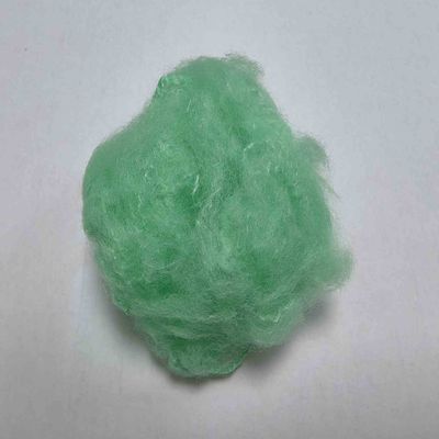 سعر جيد ألياف البوليستر المتعددة الأشكال من البوليستر المعاد تدويرها (PET) الألياف الرئيسية الخضراء 51 ملم للالعاب المحشوة الانترنت